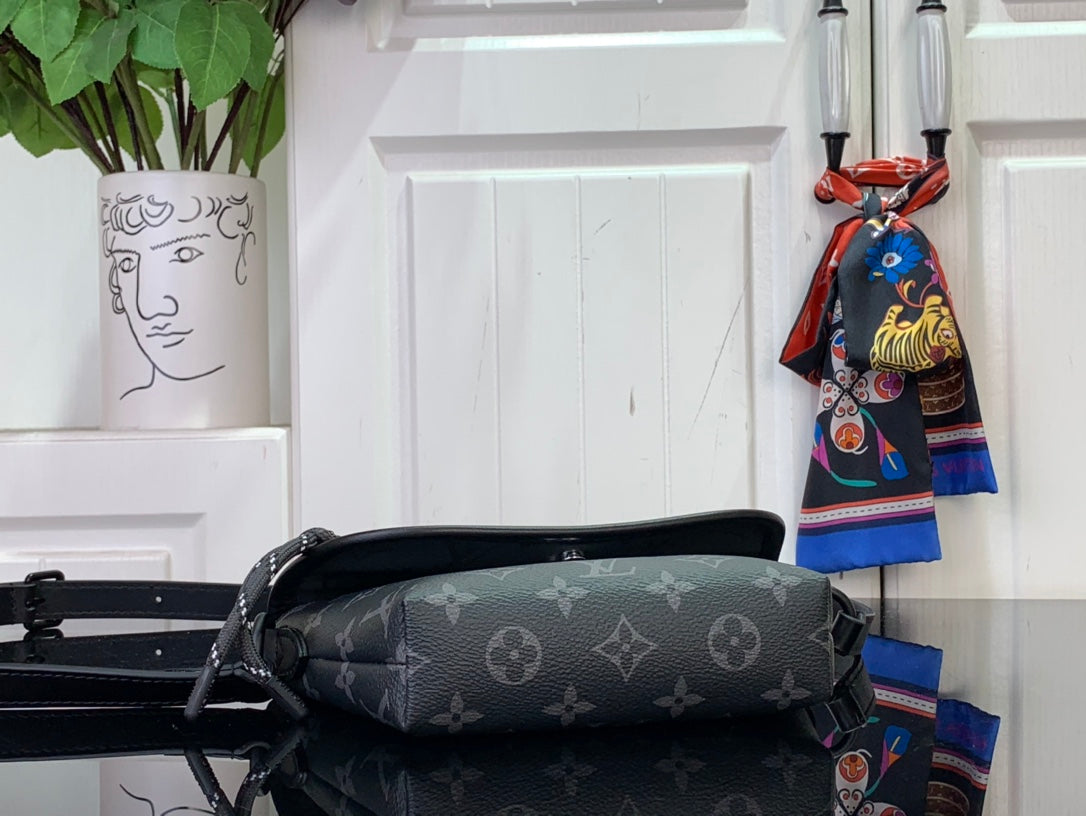 LV Pulse Monogram