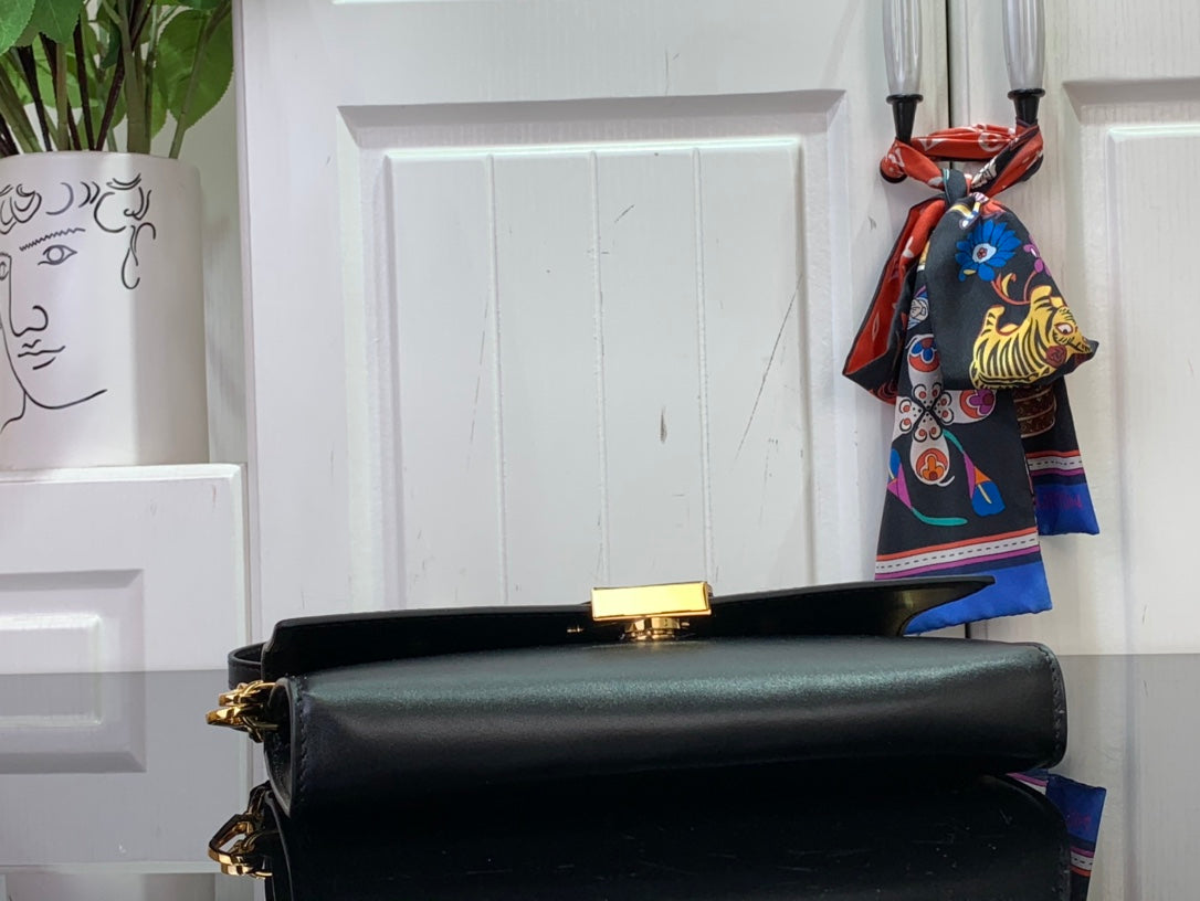 LV Wallet On Chain Capucines