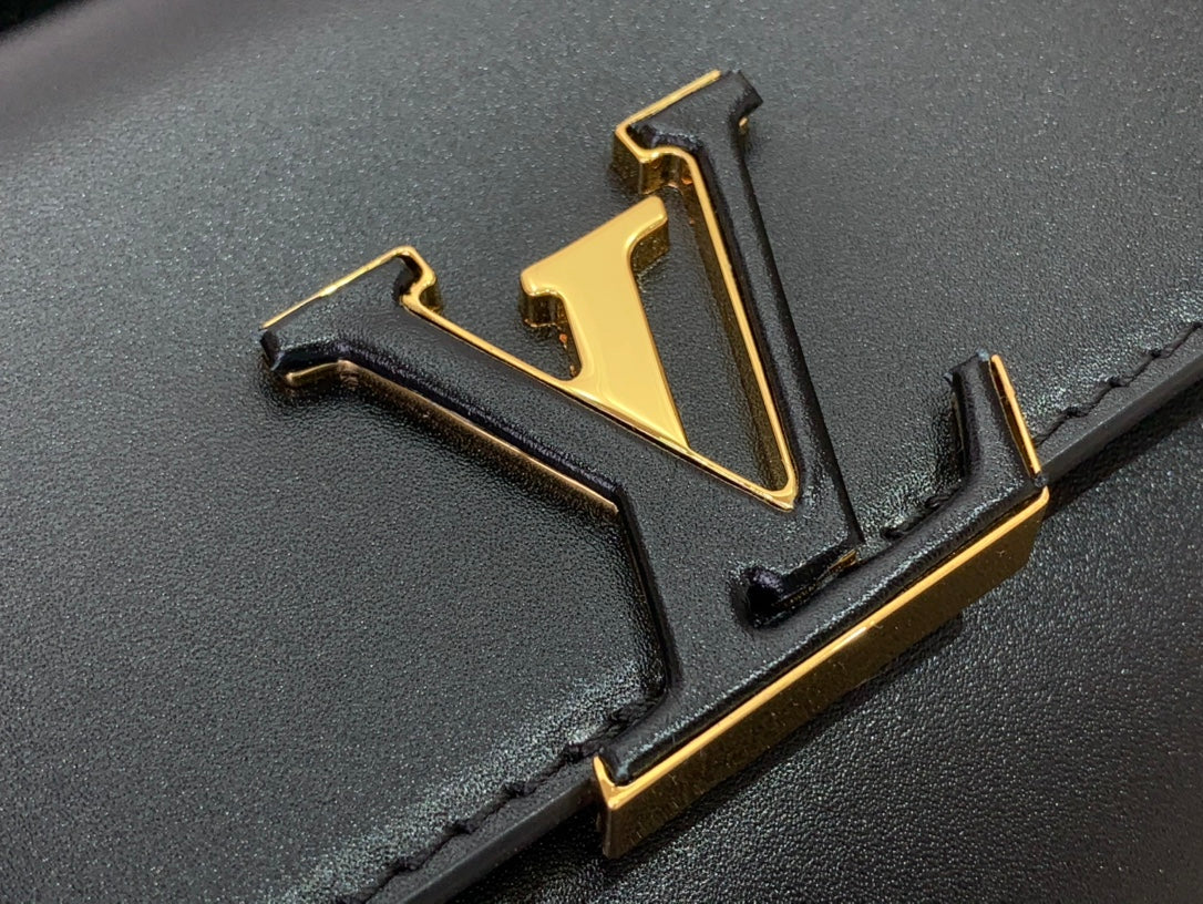 LV Wallet On Chain Capucines