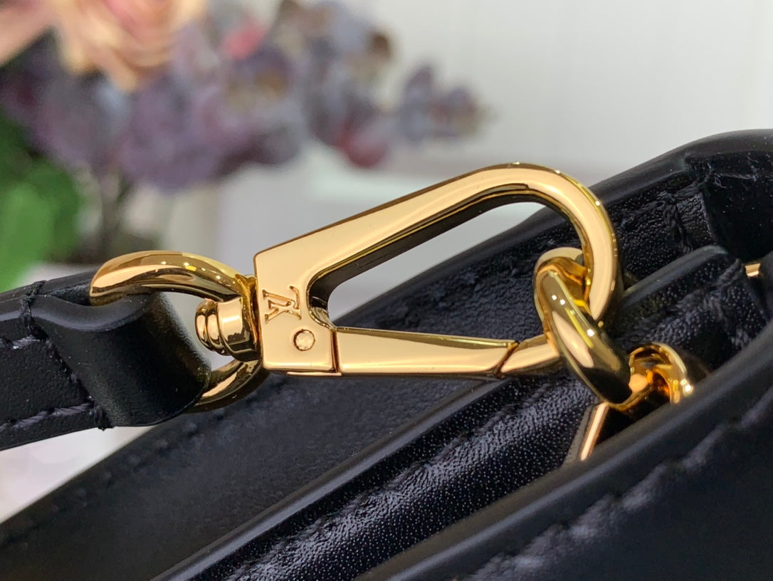 LV Wallet On Chain Capucines