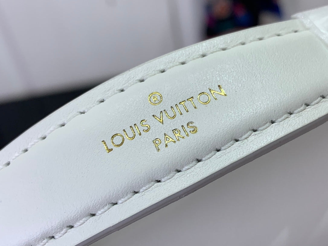 LV Wallet On Chain Capucines