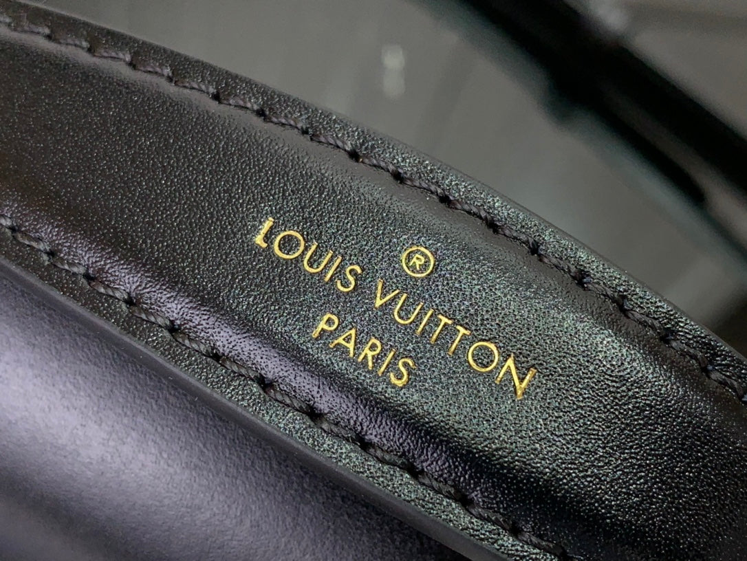 LV Wallet On Chain Capucines