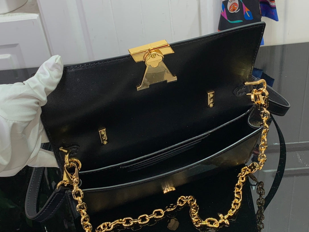 LV Wallet On Chain Capucines