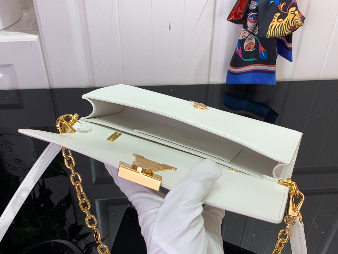 LV Wallet On Chain Capucines