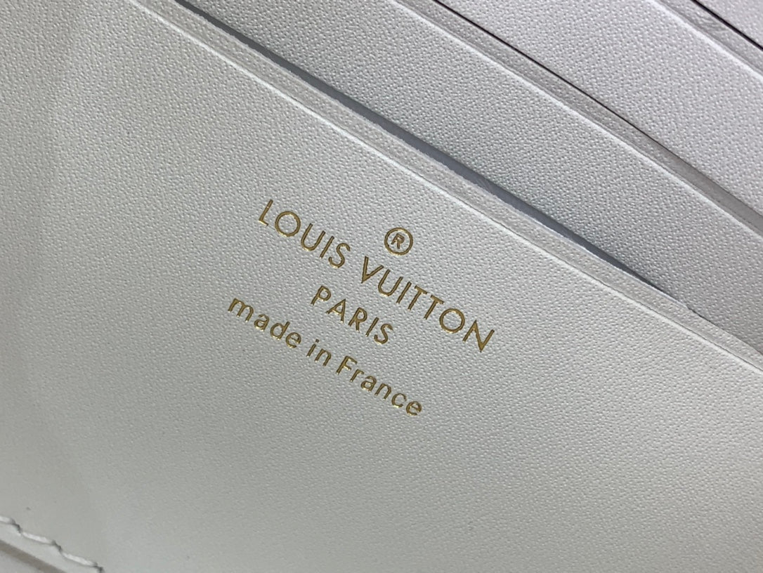 LV Wallet On Chain Capucines