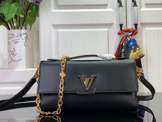 LV Wallet On Chain Capucines