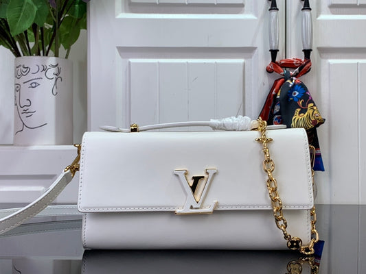 LV Wallet On Chain Capucines